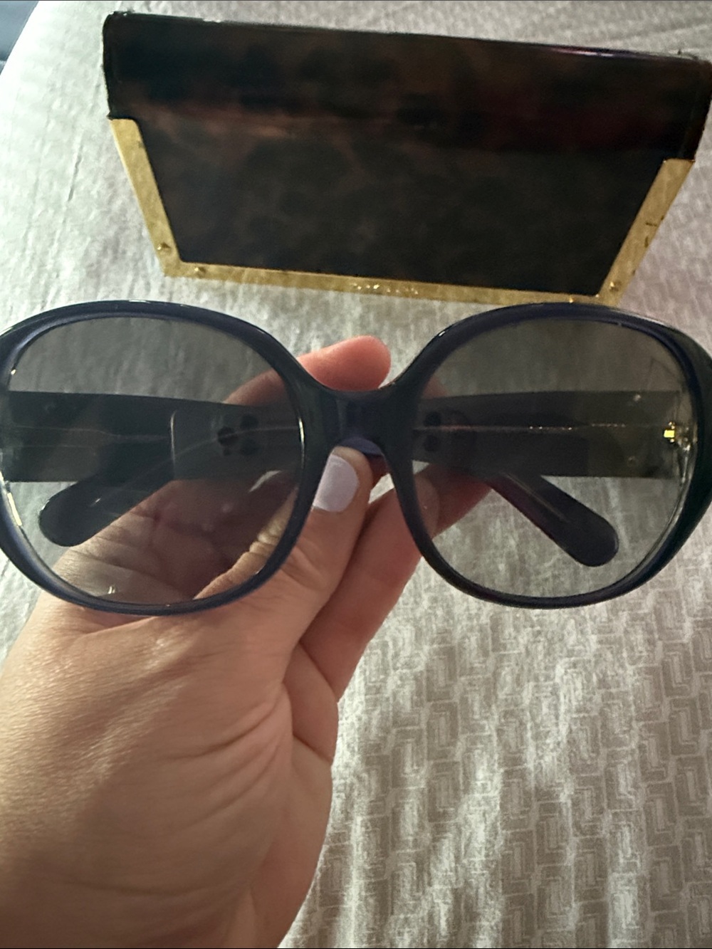 Used in great condition Tory Burch navy blue women’s sunglasses - Picture 3 of 5